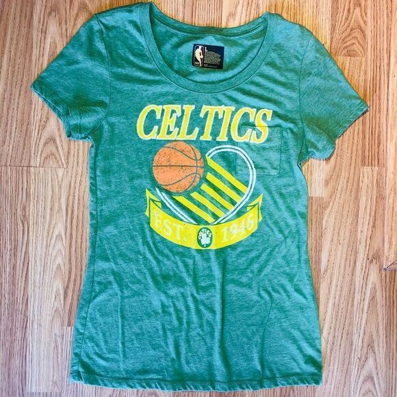 𝅺NWOT Womens Large NBA Celtics Basketball Graphic TShirt - Picture 1 of 7